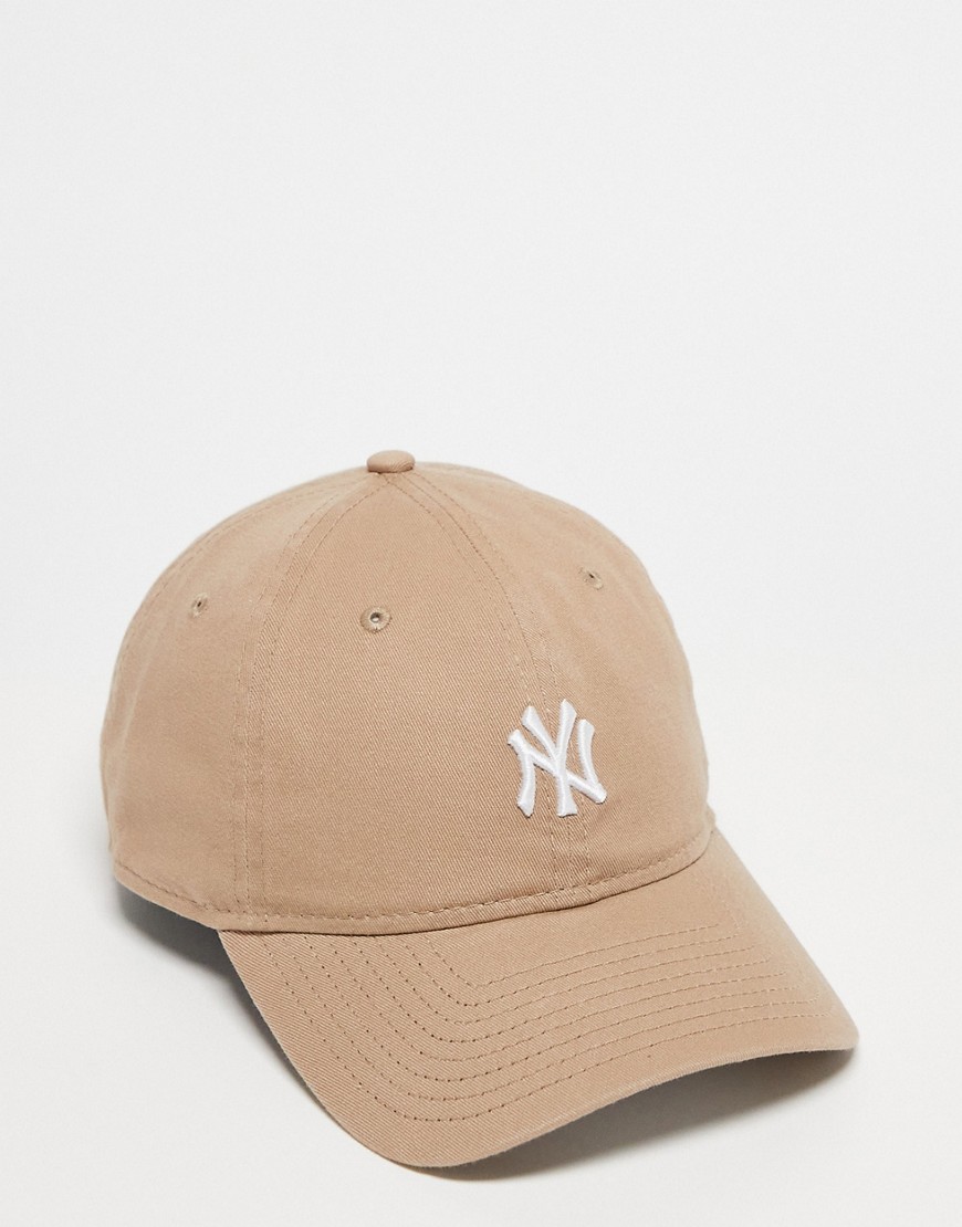 New Era 9twenty New York Yankees washed mini logo cap in beige-Neutral