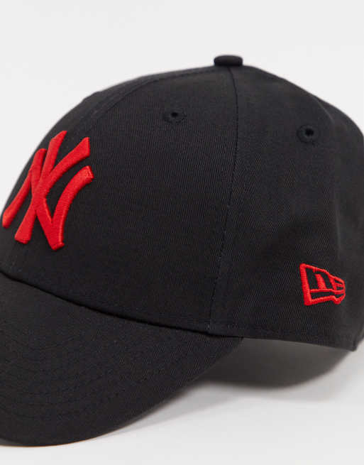 Zwarte cap NY met wit logo van New Era