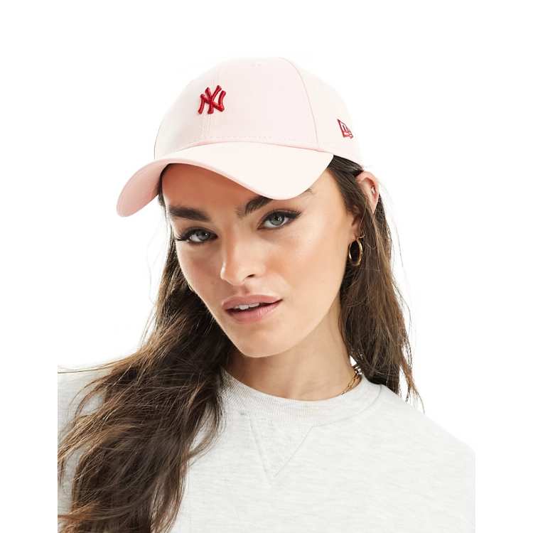 NEW ERA ★ Women’s Fit 9FORTY Mini Logo Cloth Strap NY 9Forty Women´s Mini Logo NY Cap by New Era --> Shop Hats