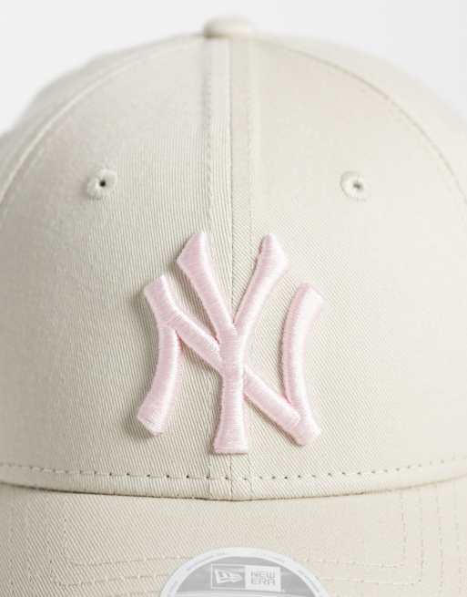 New Era - NY Yankees 9forty - Cappellino da donna beige con logo, 2 di 3