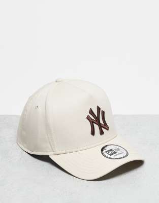 New Era - 9FORTY NY Yankees Baseball-Cap in Creme Urban Outfitters DE