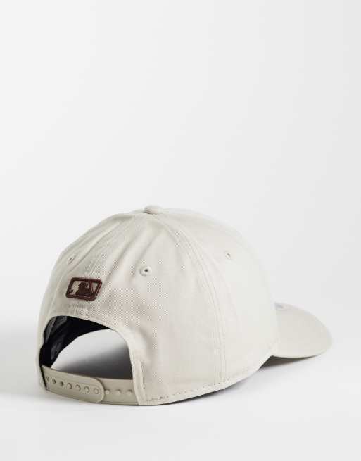 New Era NY Yankees 9Forty contrast logo cap in beige/brown, 2 of 3