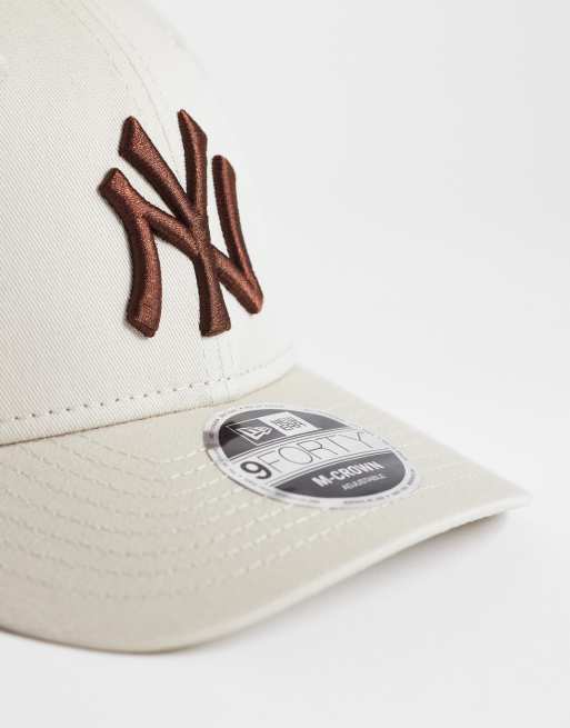 New Era NY Yankees 9Forty contrast logo cap in beige/brown, 3 of 3