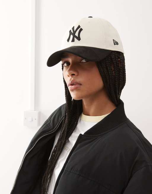 New Era - NY Yankees 9forty - Cremefarvet kasket til kvinder i kanvas med sort skygge i kontrast i imiteret ruskind