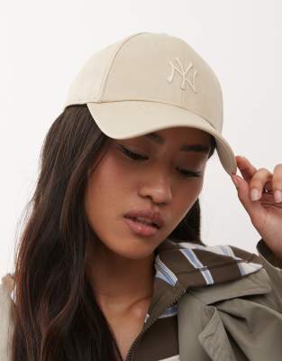 New Era - NY Yankees 9FORTY - Damen-Kappe aus PU in Beige-Neutral
