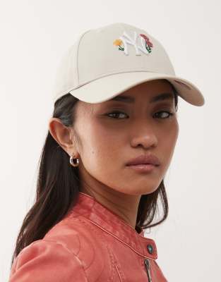 New Era - NY Yankees 9FORTY - Damen-Kappe in Beige mit floralem Pailletten-Logo-Neutral