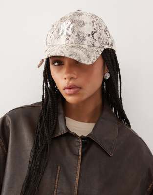 New Era - NY Yankees 9Forty - Damenkappe aus Velours in Grau mit Schlangenmuster