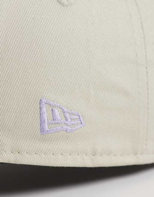New Era - NY Yankees - 9Forty - Damespet met metallic logo in crème, 2 van 3