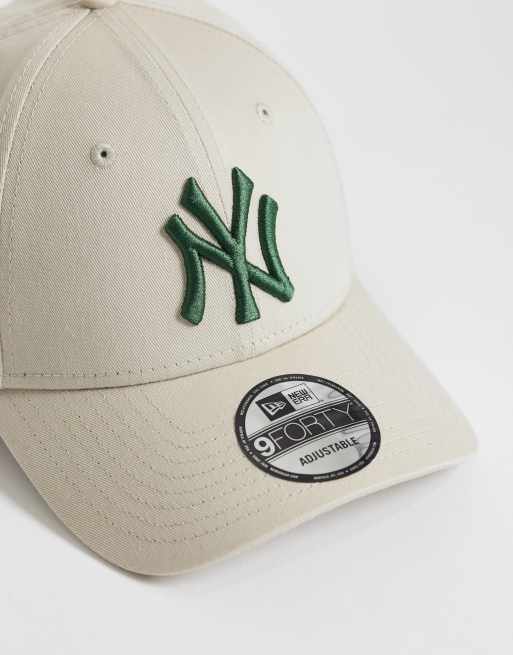 New Era – NY Yankees – 9forty – Kappe in Beige/Khaki mit Kontrast-Logo, 2 von 3