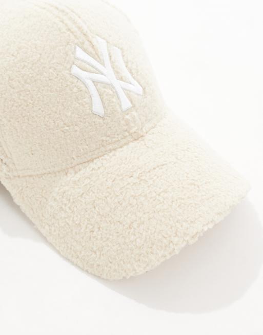 New Era – NY Yankees 9forty – Kremowa czapka z daszkiem ze sztucznego kożuszka 
