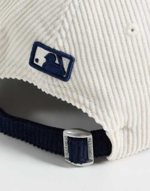 New Era NY Yankees 9forty logo contrast peak cap in neutral/navy, 3 of 3