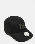 [New Era] New Era NY Yankees 9Forty metallic logo cap in black One Size BLACK