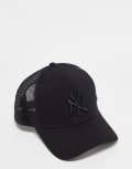 [New Era] New Era NY Yankees 9Forty trucker cap in black One Size BLACK