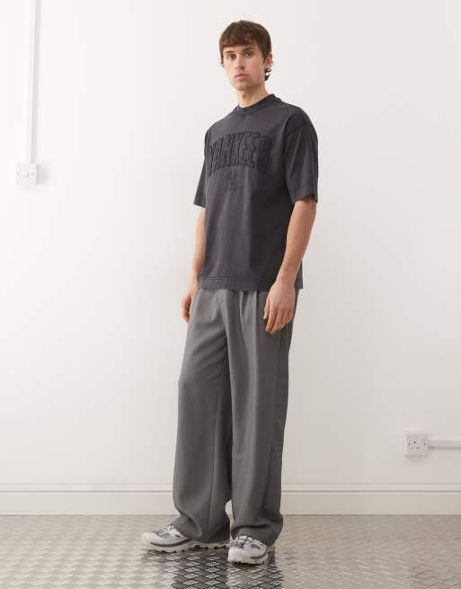 New Era NY Yankees applique logo boxy oversized t-shirt in washed grey, 2 of 5