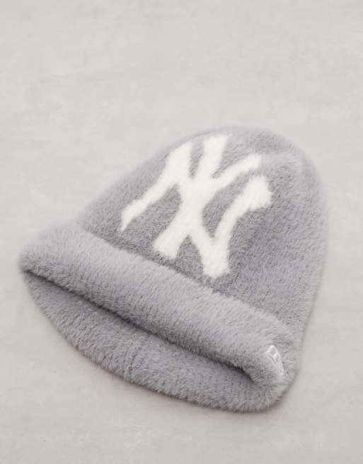 New Era NY Yankees beanie med stort logo og opsmøg til kvinder i lysegrå, 2 af 3