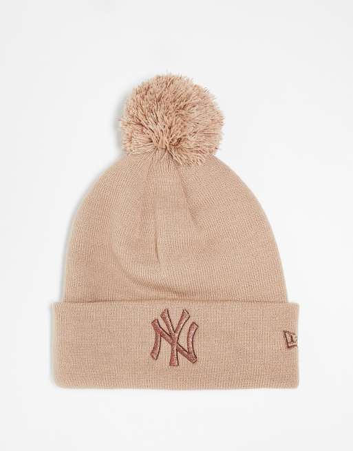 New Era – NY Yankees – Beżowa czapka beanie z pomponem i metalicznym logo