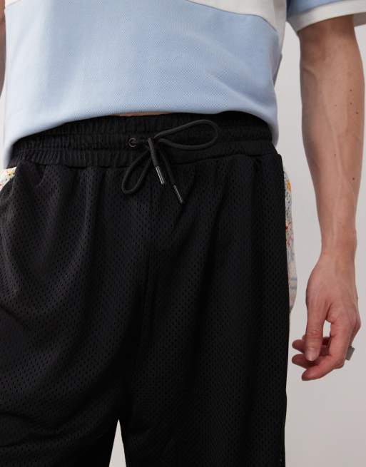 New Era NY Yankees contrast panel trim shorts in black, 3 of 5