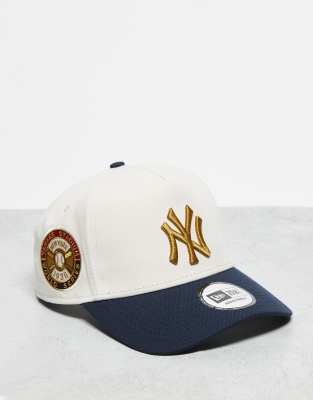 New Era - NY Yankees E-Frame - Kappe in Beige mit kontrastierendem Schirm in Marineblau-Bunt