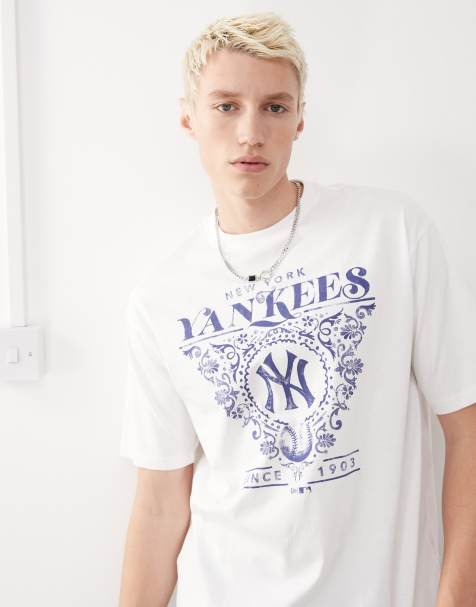 New Era NY Yankees graphic back detail relaxed t-shirt in white - view 1