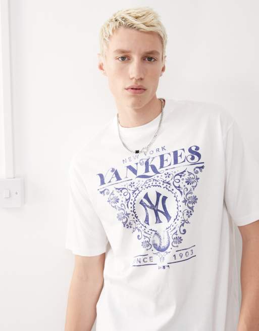 New Era - NY Yankees - Hvid og afslappet T-shirt med grafikdetalje på ryggen
