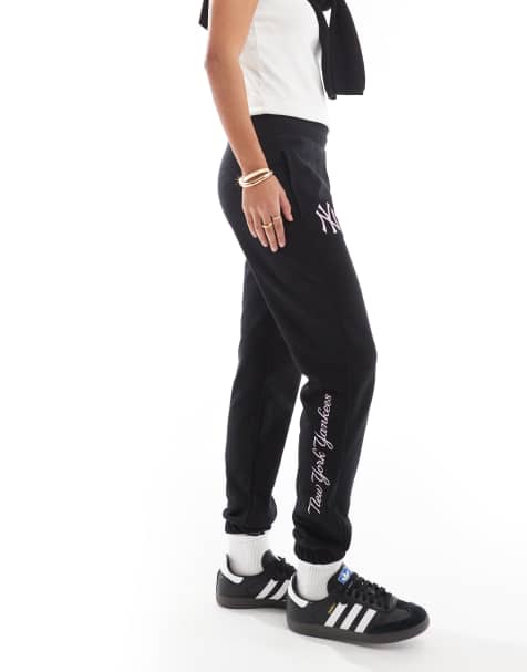 New Era - NY Yankees - Joggers neri con fondo elasticizzato e dettaglio laterale - view 1