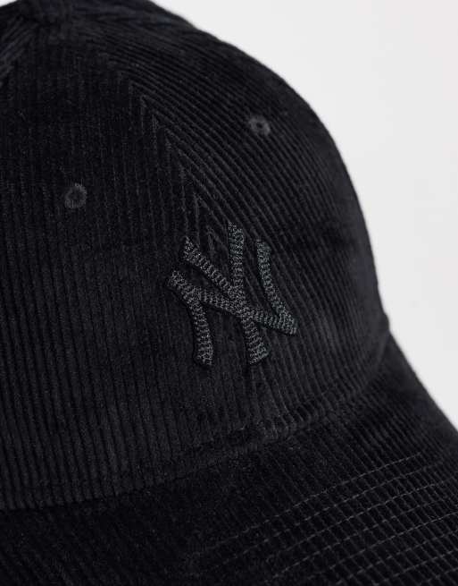 New Era NY Yankees logo dame 9forty tonal kasket i sort fløjl, 2 af 3