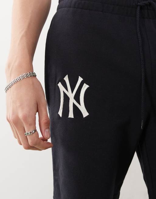 New Era NY Yankees logo detail short in navy, 3 of 5