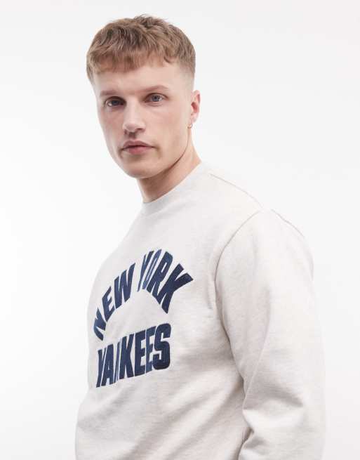 New Era NY Yankees logo graphic sweatshirt in cream, 4 of 5