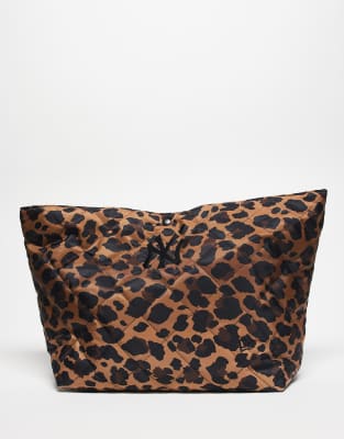 New Era New Era NY Yankees logo leopard quilted tote bag in brown