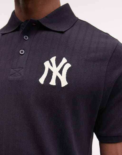 New Era – NY Yankees – Marinblå, ribbad pikétröja i regular fit med logga, 4 av 5