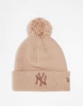 [New Era] New Era NY Yankees metallic logo pom pom beanie in beige-Black No Size Beige