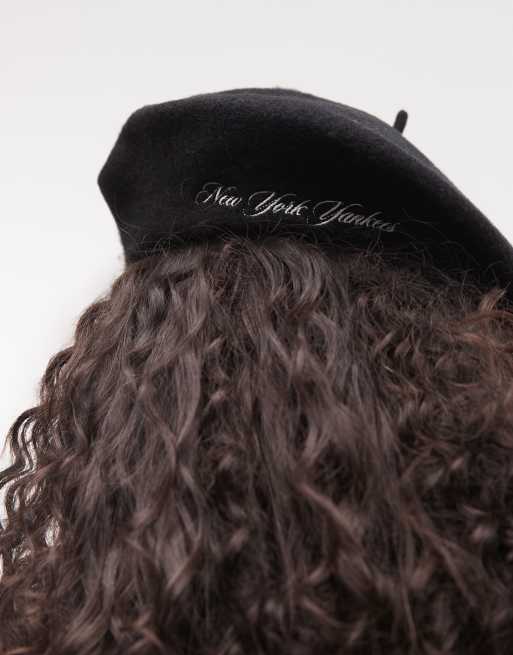 New Era NY Yankees midi logo womens wool beret in black, 2 of 3