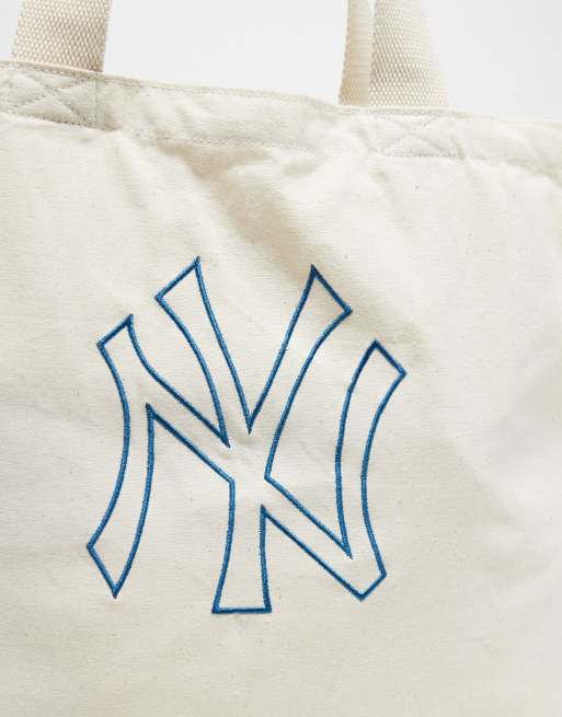 New Era NY Yankees tote bag in off white, 2 of 4