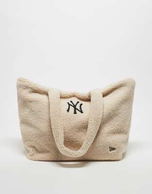 New Era - NY Yankees - Tragetasche aus Teddyfell in Creme-Weiß