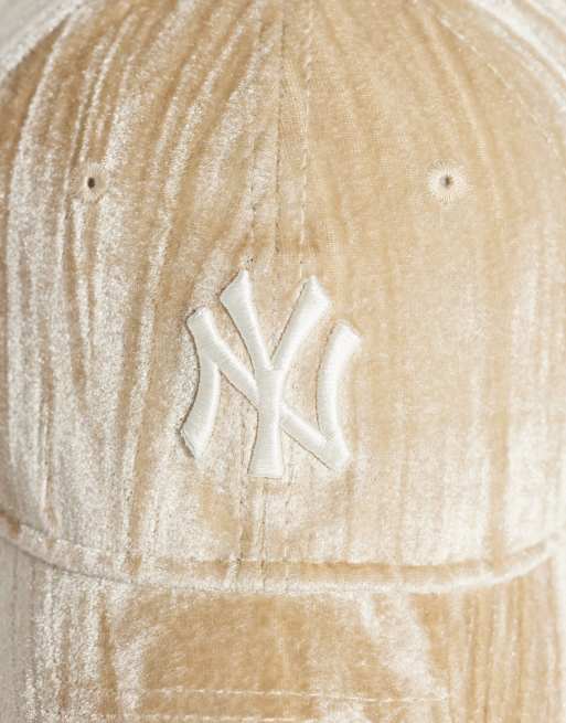 New Era NY Yankees womens 9forty fløjlskasket i beige, 2 af 3