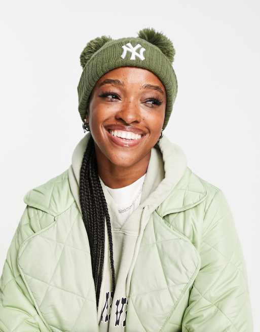 New Era - Ribstrikket hue med to pomponer og 'NY'-broderi i kakigrøn - Kun hos ASOS