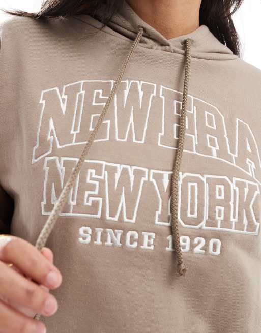 New Era - Sweat à capuche court avec logo New York brodé - Taupe, 2 de 4