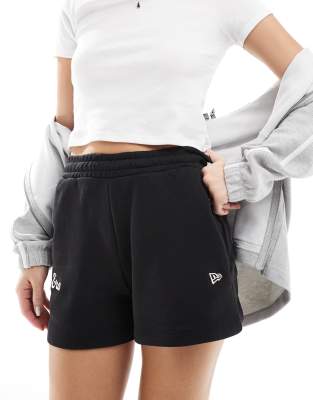 New Era - Sweatshorts in Schwarz mit Slogan-Logo