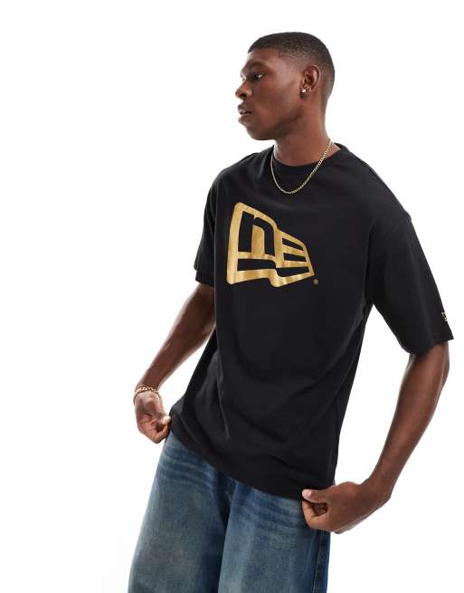 New Era - T-shirt met contrasterend metallic logo in zwart