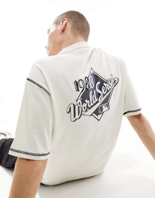 New Era – T-shirt w kolorze złamanej bieli z kontrastowymi szwami, logo i napisem LA