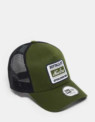 New Era - Trucker-Kappe in Khaki mit Logo-Aufnäher-Grün
