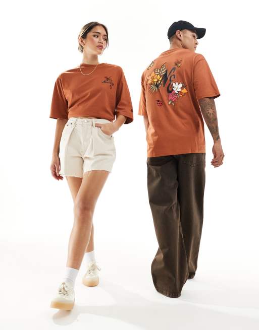 New Era - Uniseks T-shirt met borduursel en grafische print op de achterkant in oranje
