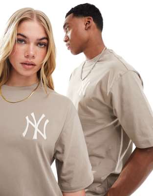 New Era - Unisex-T-Shirt in Steinbeige mit „NY"-Logo-Neutral