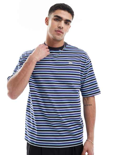 New Era - Verticle - T-shirt blu a righe multicolore con logo a contrasto