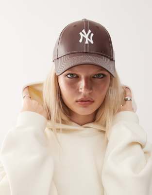 New Era - Womens NY Yankees 9Forty - Kappe aus PU in Braun mit Kontrastnähten-Brown