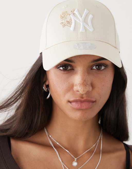 New Era Womens NY Yankees 9forty rose logo cap in beige, 2 of 3
