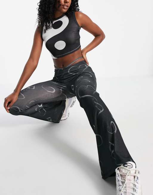 New Girl Order - Flares van mesh met rokerige harten in zwart, deel van co-ord set