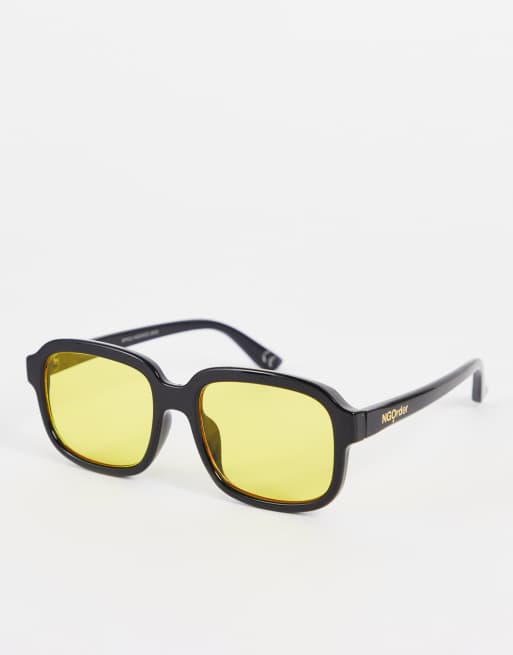 New Girl Order - Oversized firkantede 70'er solbriller i sort med gule tonede glas