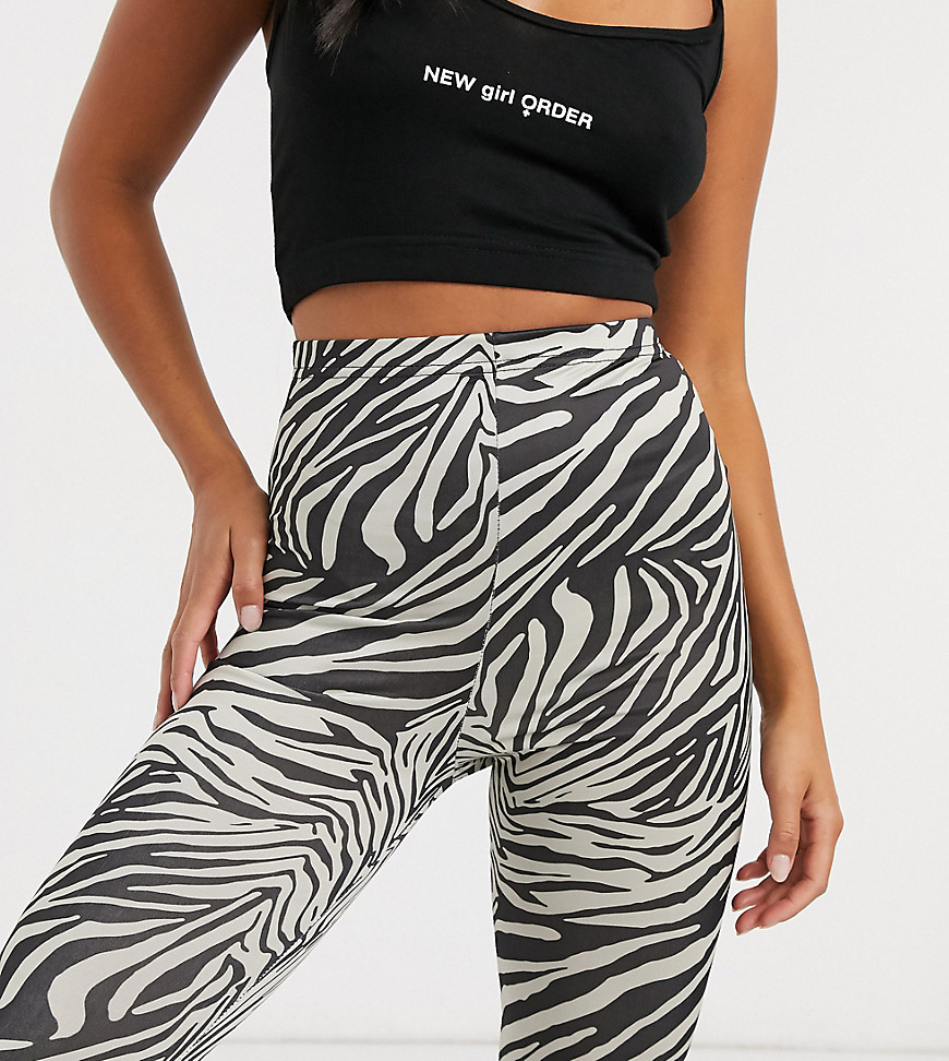New Girl Order Petite - Wijd uitlopende legging met hoge taille en dierenprint-Zwart