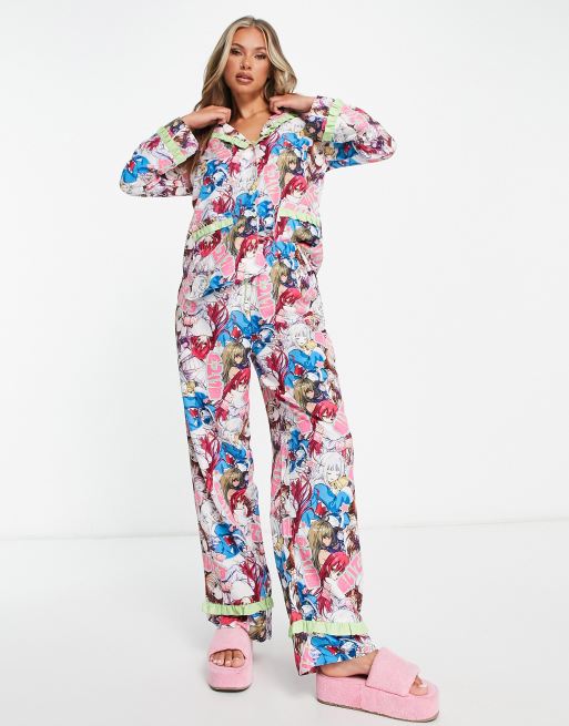 New Girl Order - Pyjamassæt med skjorte med reverskrave og bukser i animé-print